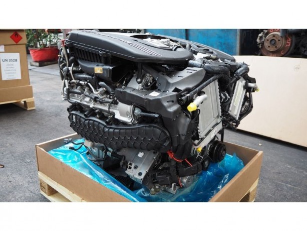 mercedes-benz-w205-c63amg-2018-m177980-40l-v8-bi-turbo-engine-big-2